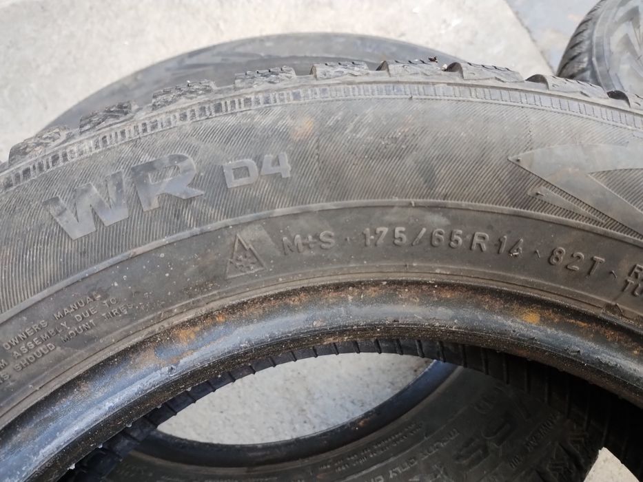 Vând două anvelope NOKIAN iarna 175/65 R14