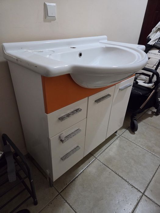 Шкаф за баня с мивка