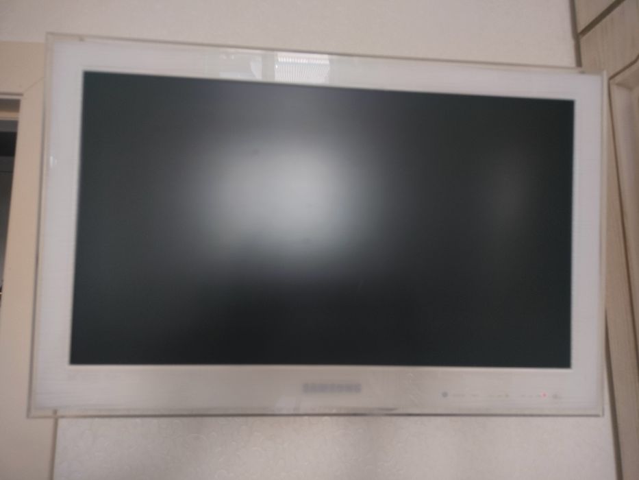 Телевизор Samsung с подставкой и пультом