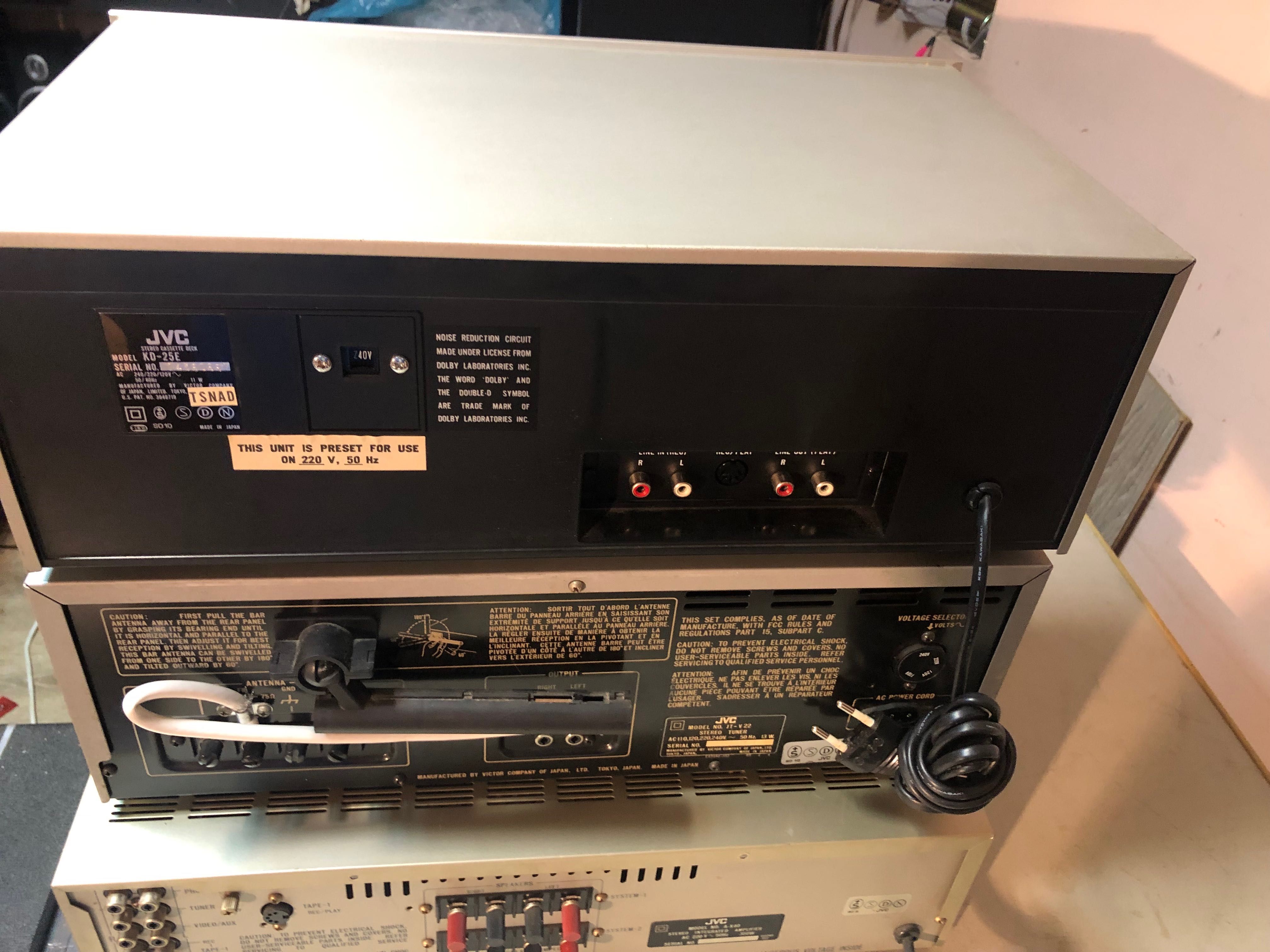 Linie JVC composa din Amp’ificator. Tuner si déck