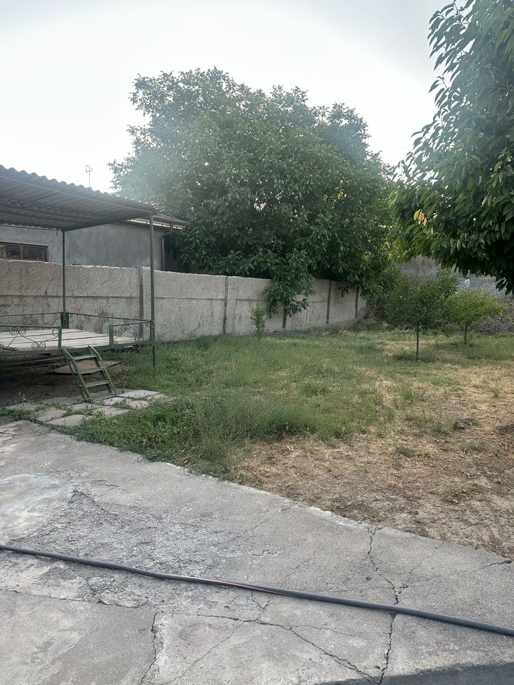 Uydan 20 metr tepada kotta moshina yo’l o’tgan juda qulay