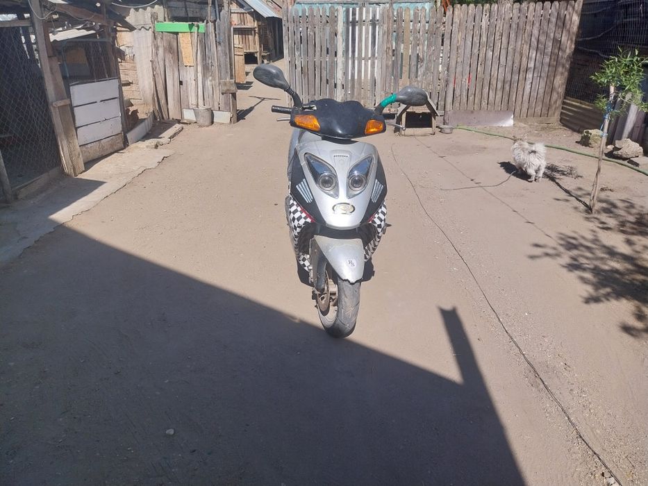 Vând scuter 80cc