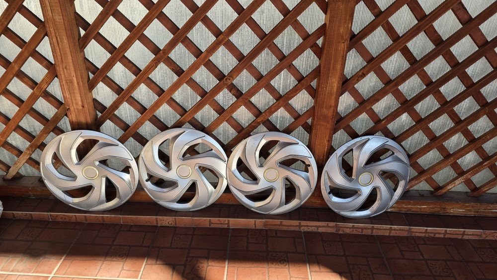 Vand 50 lei/buc 4 anvelope IARNA 175 65 15 + capace cadou r15