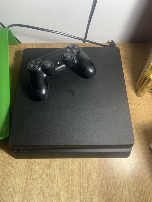 Vând ps4 impreuna cu controller