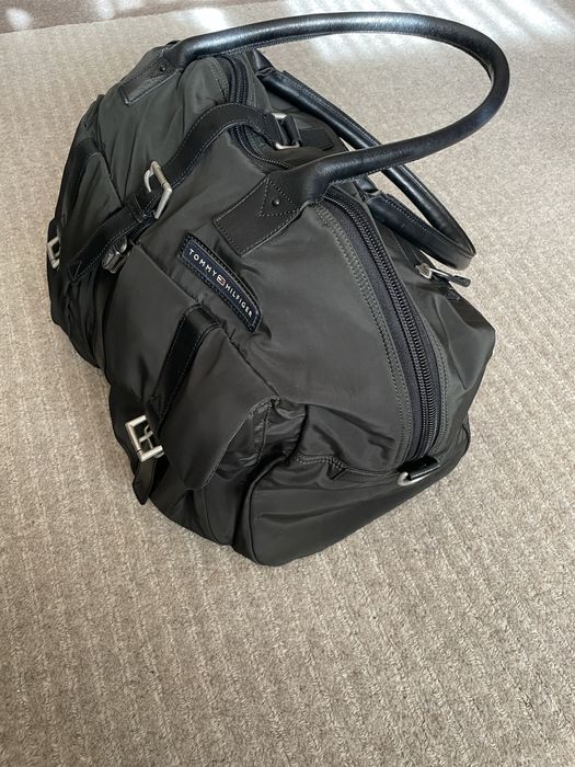 Geanta voiaj Tommy Hilfiger.