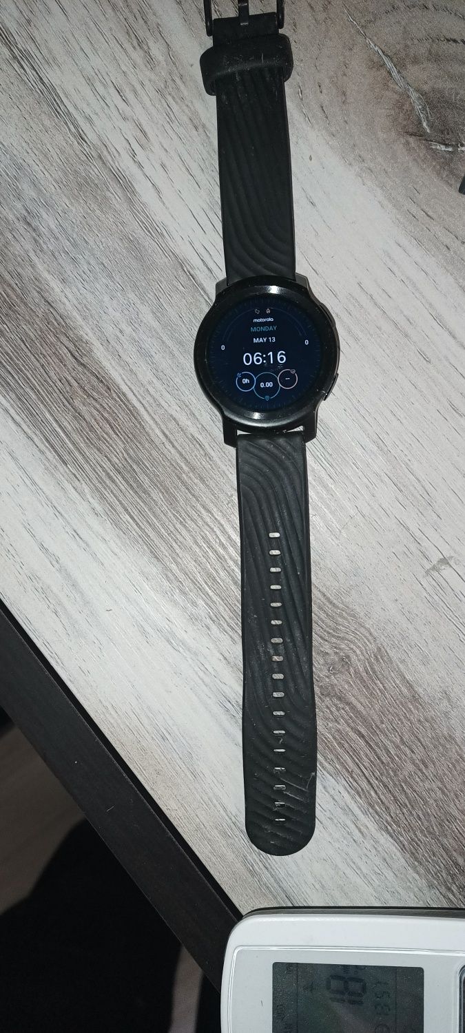 Продавам смарт часовник Moto watch 100