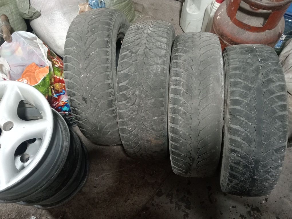 Продам зимние шины,