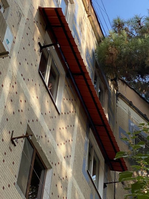 Установка козырьков над  окнами быстро и качественно.