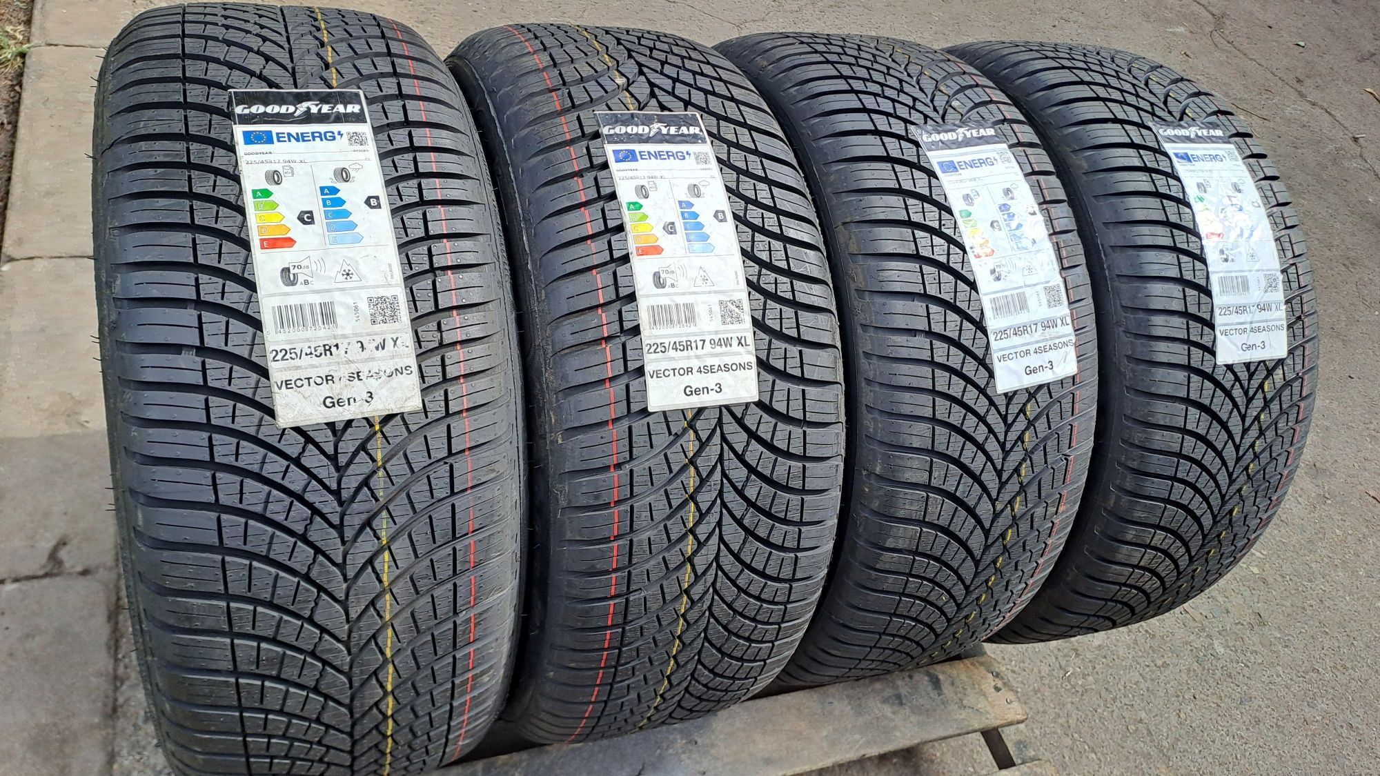 НАМАЛЕНИ Нови Всесезонни 225/45/17 Goodyear Vector 4Seasons