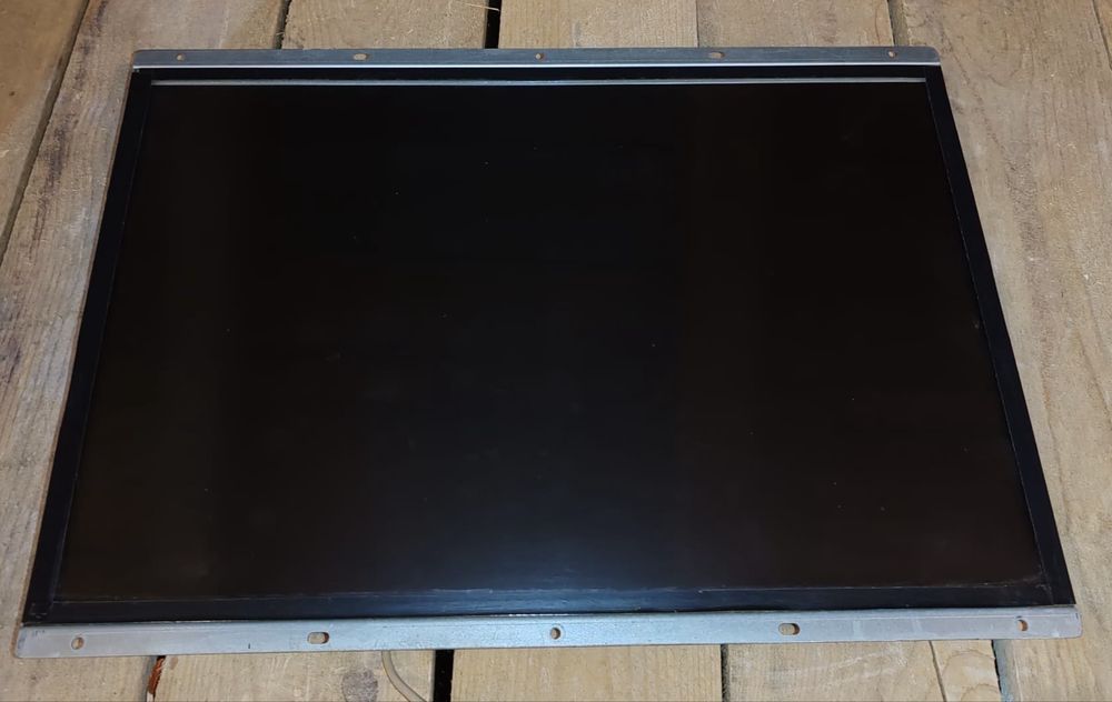 Monitoare profesionale Bestech 22”cu touch screen