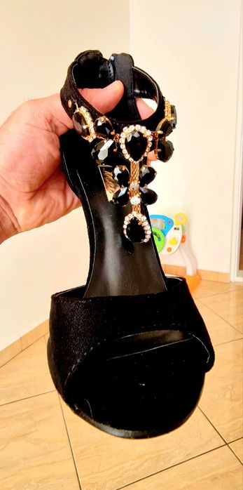 Sandale cu toc noi în cutie