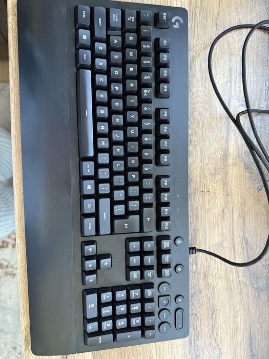 Геймърска клавиатура Logitech g213 rgb