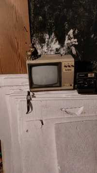 Продам старые вещи телевизор часы фотопарат