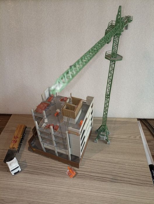 Diorama clădire în construcție kibri 8537 scara H0

Setul include clăd