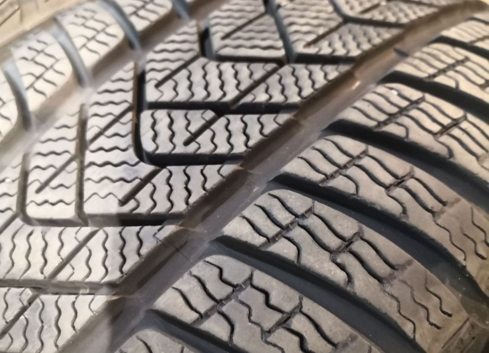 225 40 19 цола Pirelli dot 23