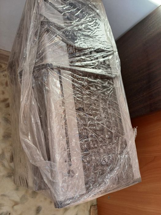 Компьютерный столик вместе с компьютером и клавиатурой