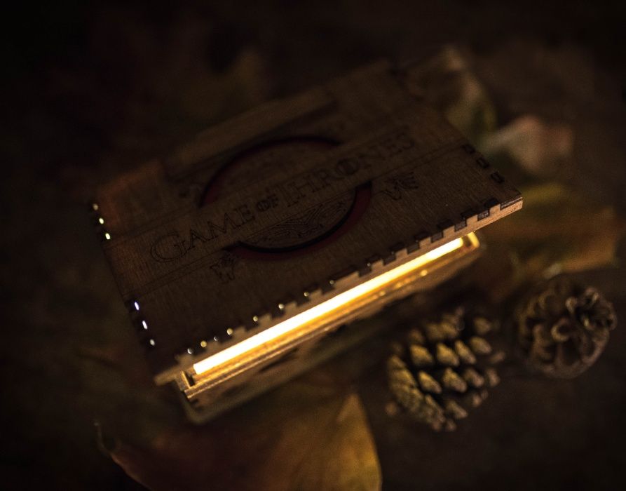 Игра на тронове музикална кутийка, Ръчно изработена дървена китийка