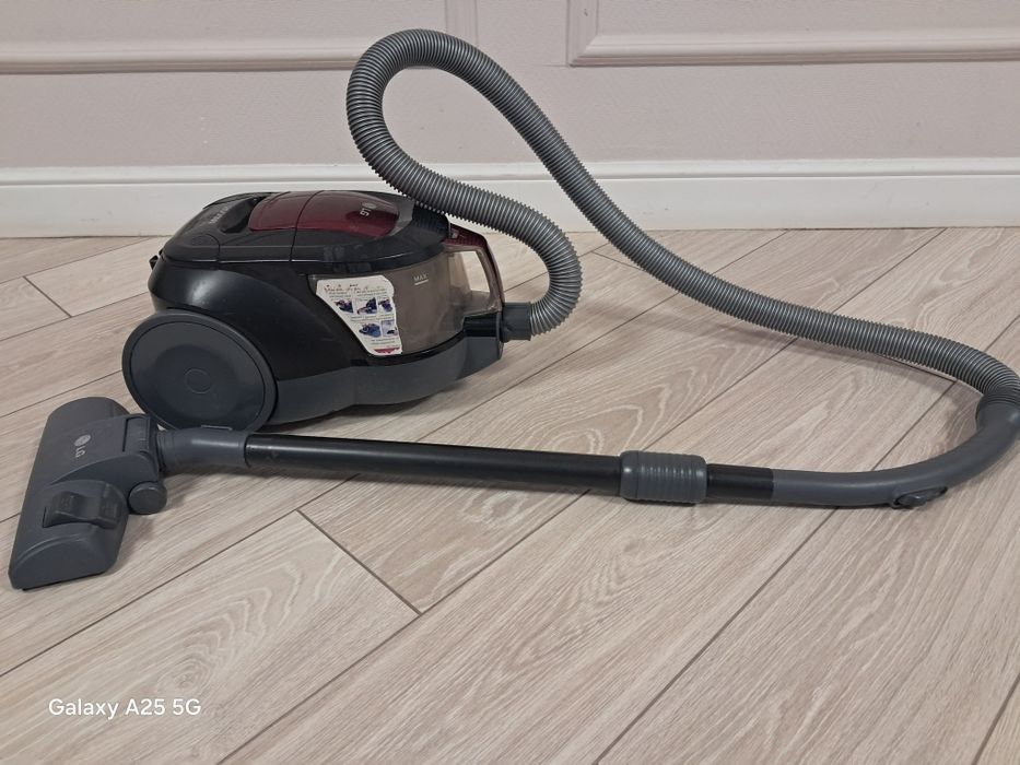 Пылесос LG в отличном состоянии.