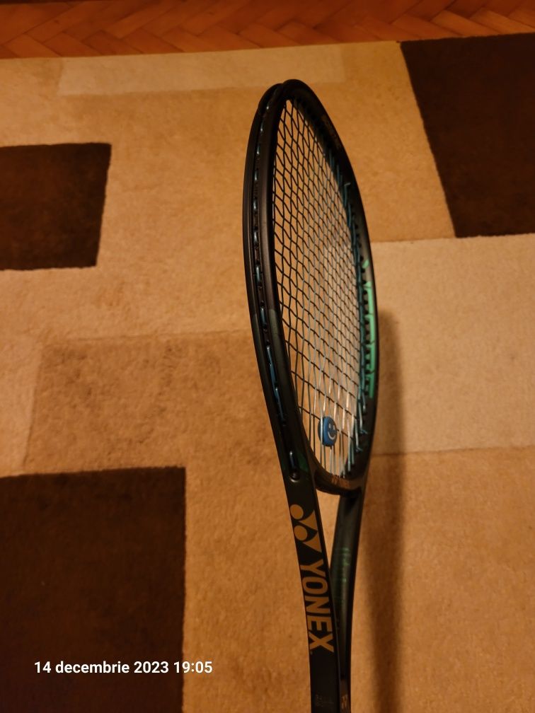 Vând racheta de tenis Yonex Vcore Pro HD