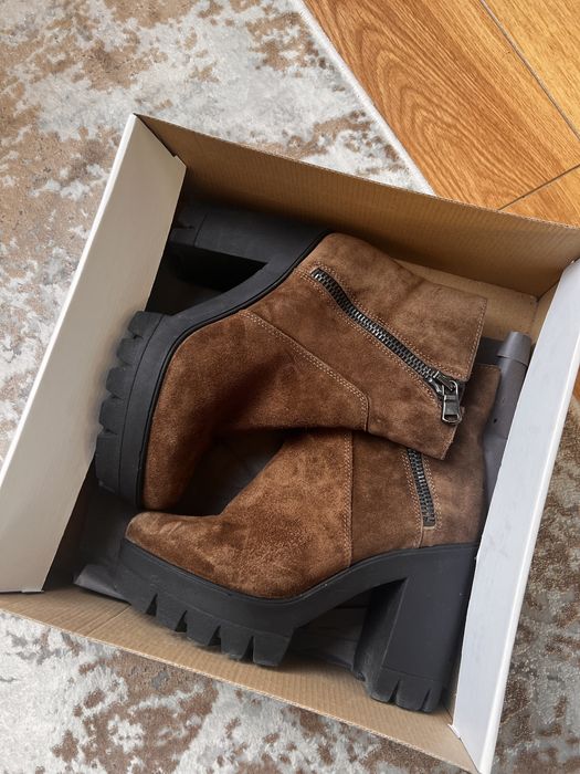 Боти от естествен велур