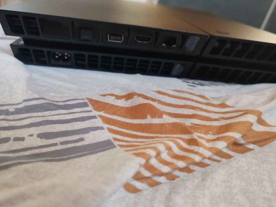 Vând PS 4 PlayStation