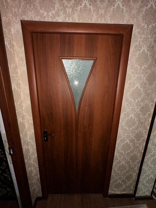 Продается входная желез дверь и межкомнт.Кухонн гарнитур и Прихожка.