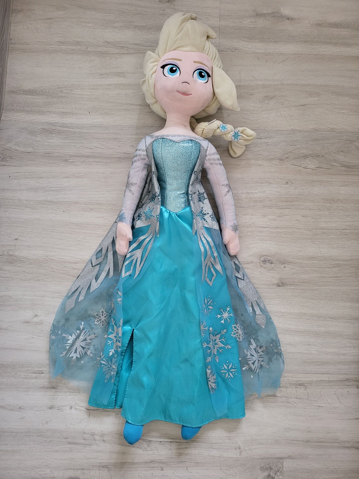 Papusa Elsa 1 m inaltime, cantă, fara defecte.