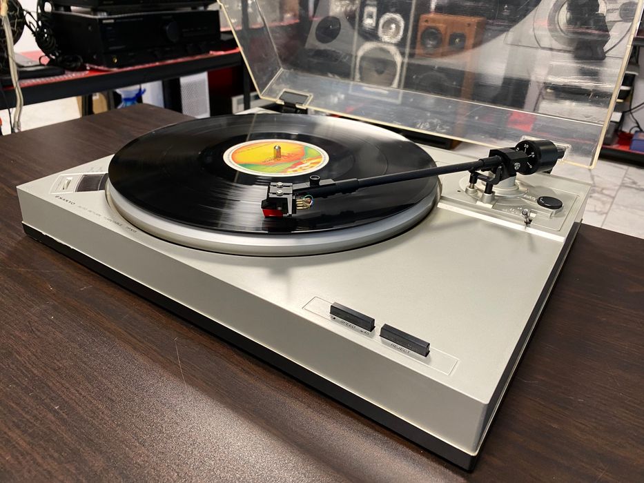 Отличен грамофон Sanyo