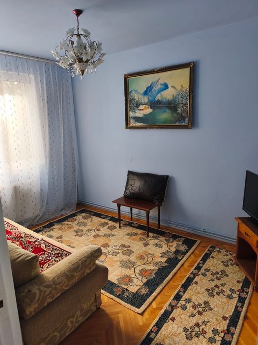 Vând apartament cu 3 camere in Dambu