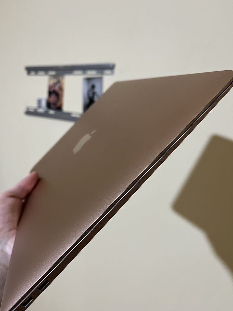 Vând MacBook Air