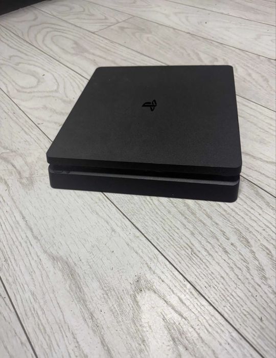 Vand PS4 stare excelenta cu o maneta.
