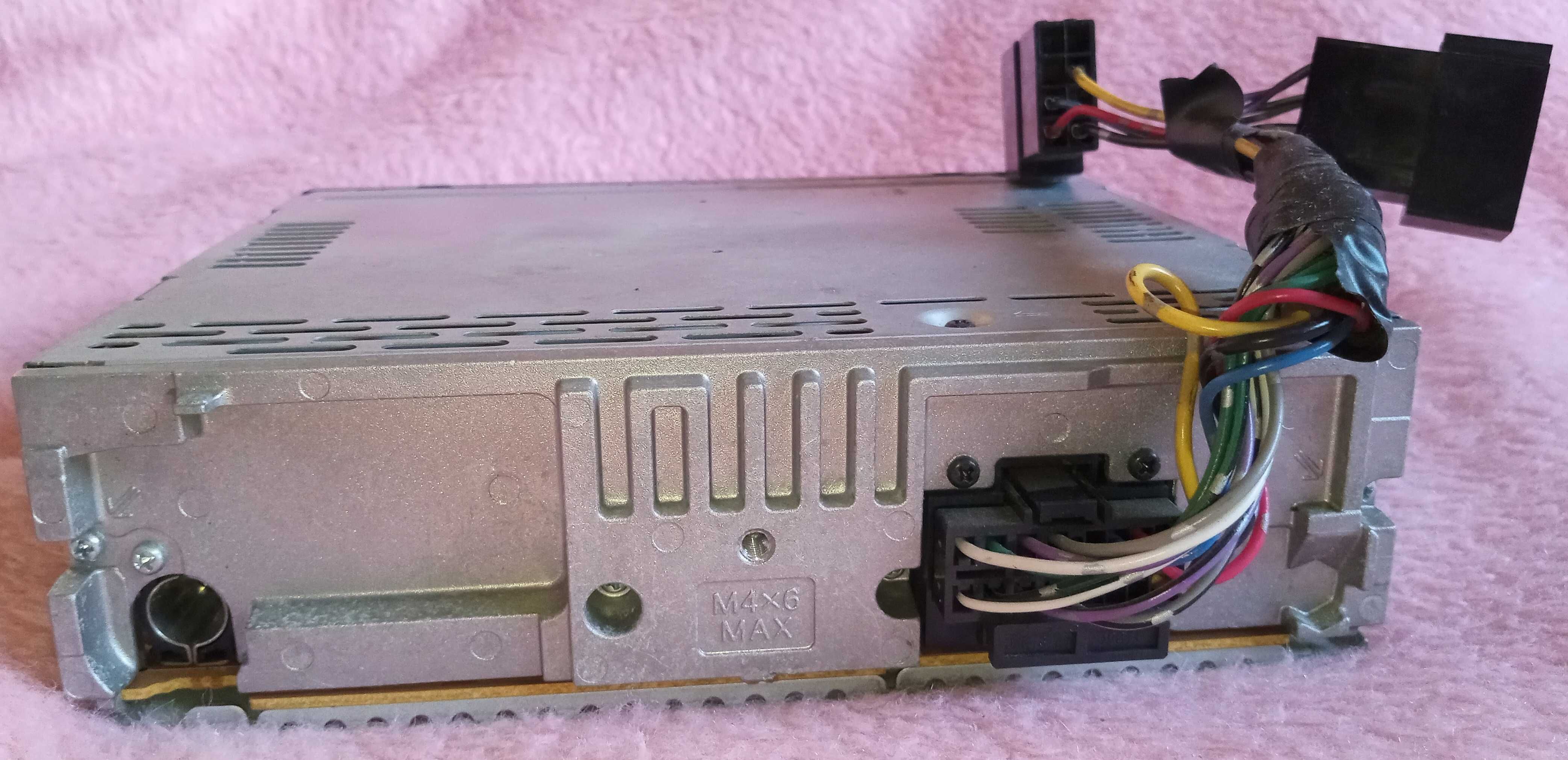 Касетофонът за кола Sony CDX-GT20 за 

ремонт