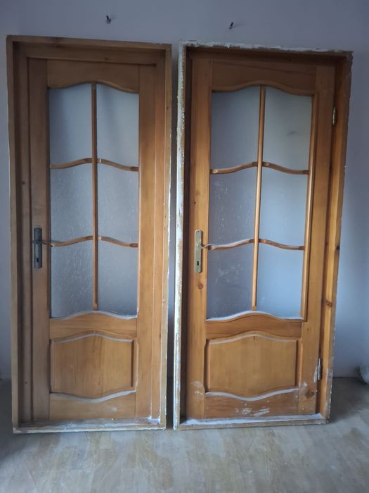 Usa de interior din lemn lacuit cu toc