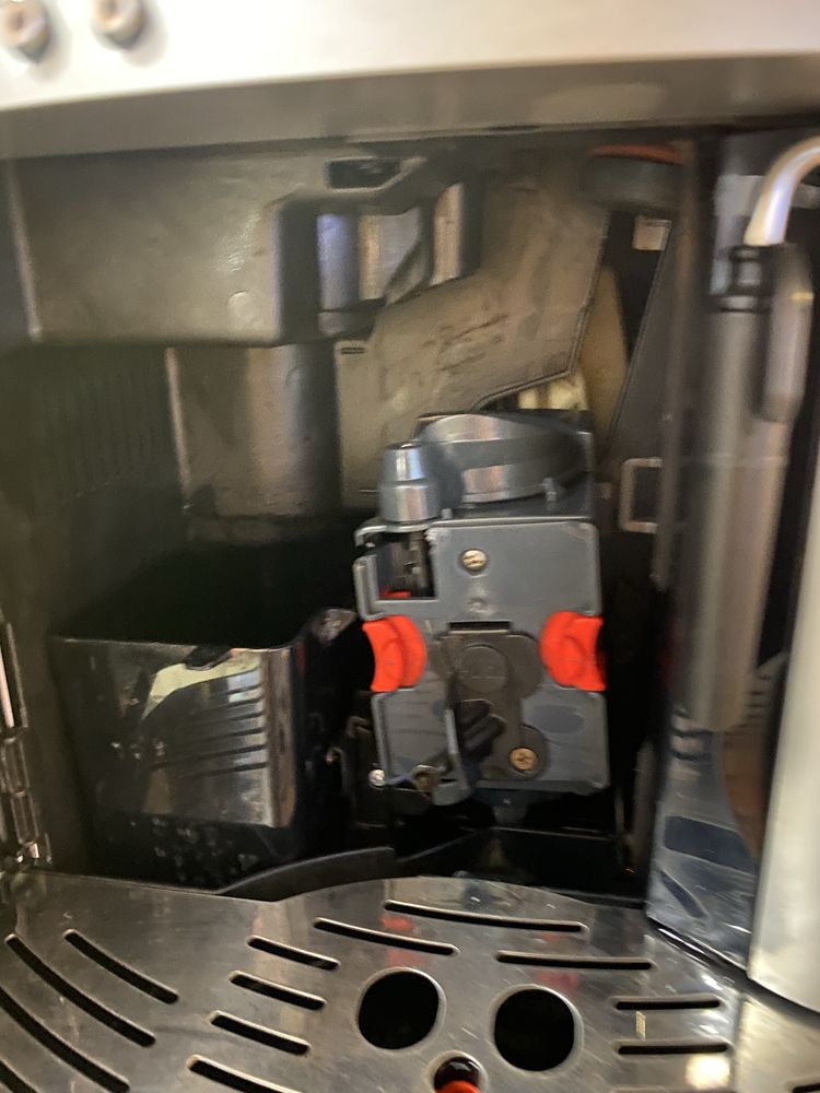Продавам Кафеавтомат DeLonghi Magnifica