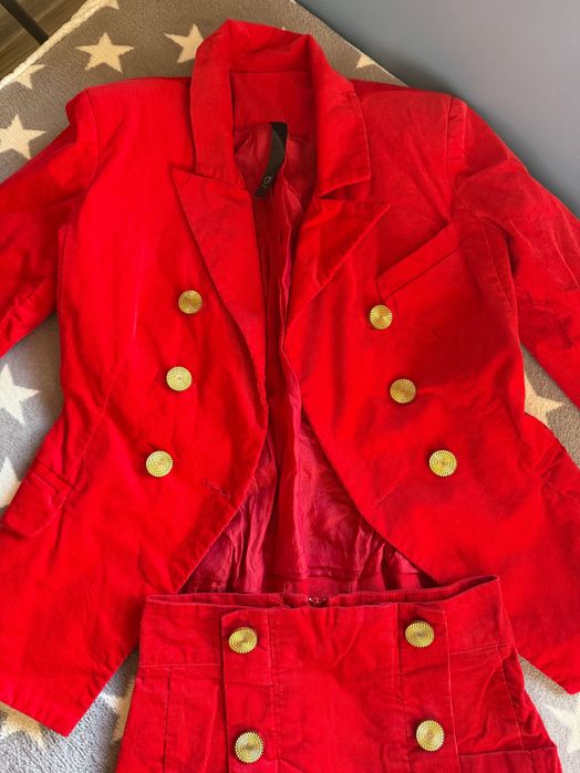 Дамски официален костюм