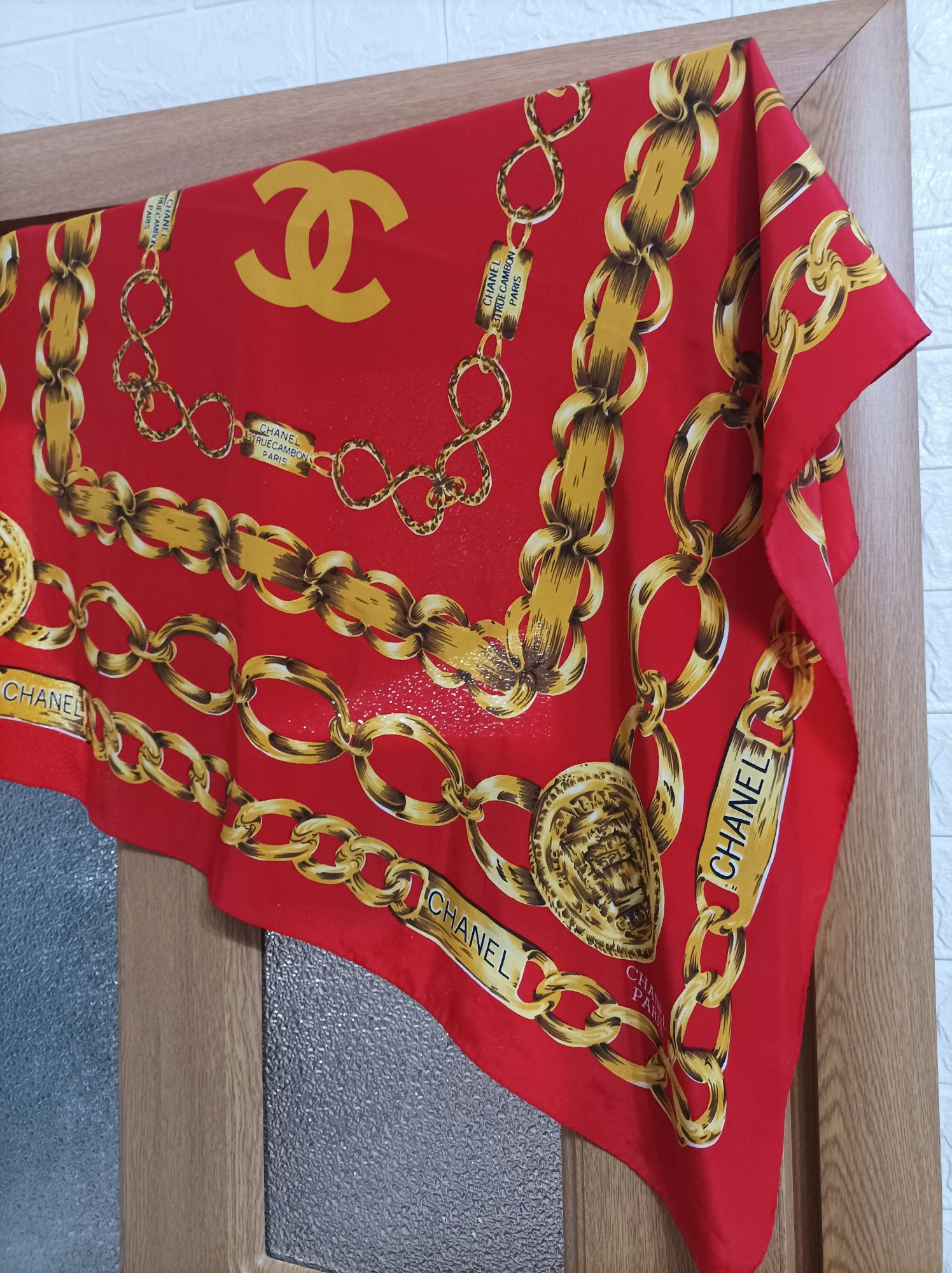 Оригинален копринен шал Chanel