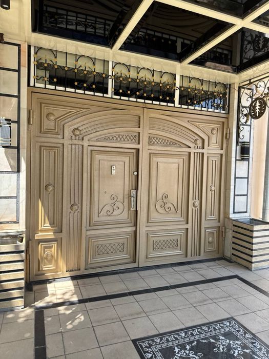 Железные ворота вместе с автоматикой