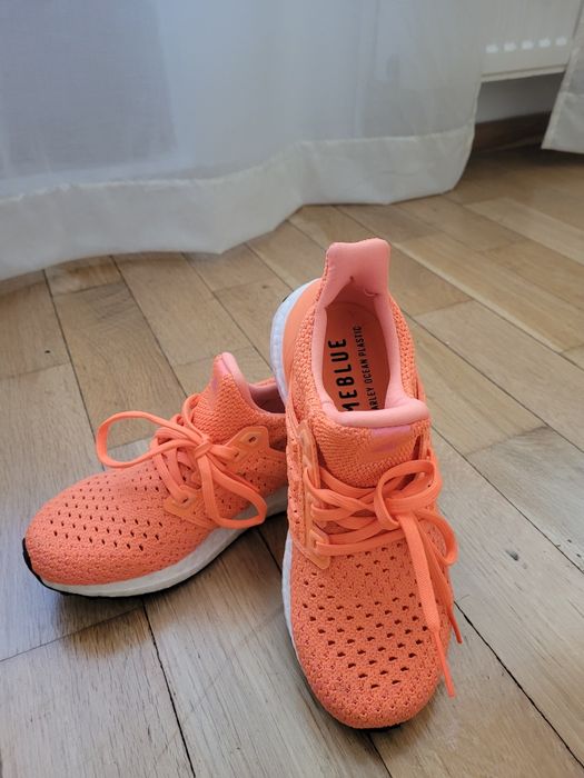 Vând adidași marca Adidas Boost