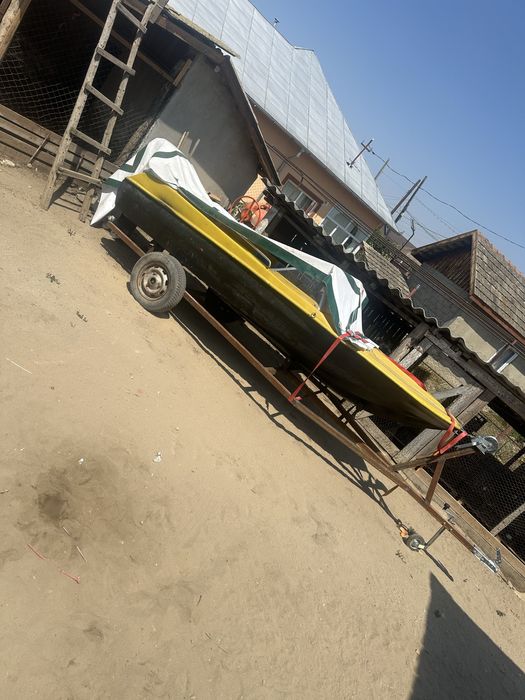 Se vinde barca cu motor yamaha 55 cp si peridoc fara acte