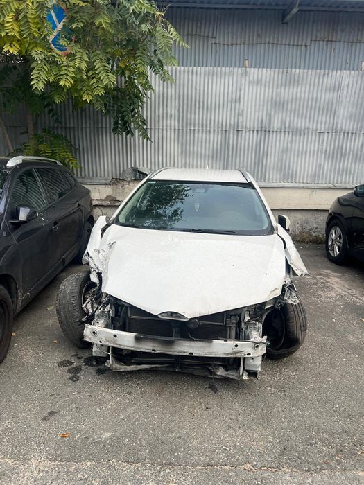 Vând toyota auris hibrid avariat 12.2016