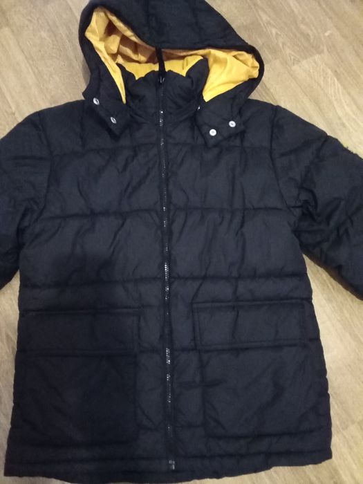 Geaca H&M, marimea 152, unisex, de culoare negra si portocaliu.