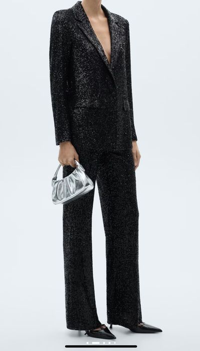 Черен костюм с етикет