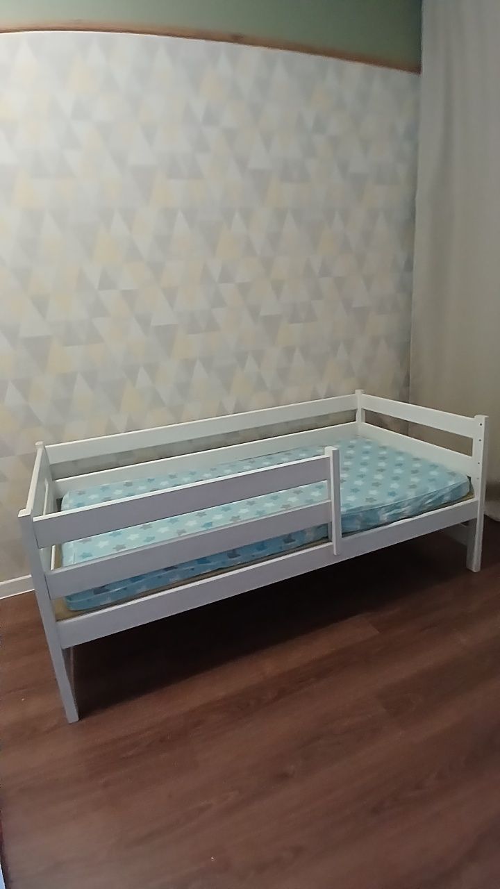 Кровать детская с матрасом