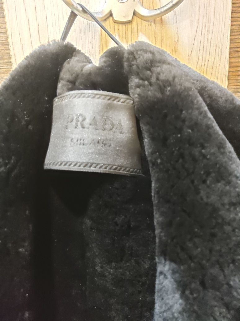 Мъжко яке PRADA перфектно чисто ново. Цената може да договорим.