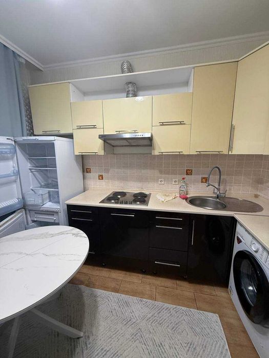 Продам кухонный гарнитур с плитой и вытяжкой Астана