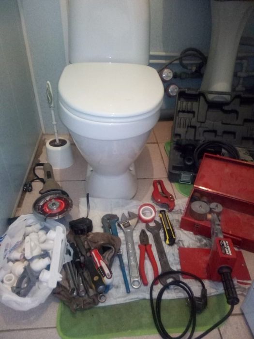 Услуги сантехника. Имеются все сантехнические материалы