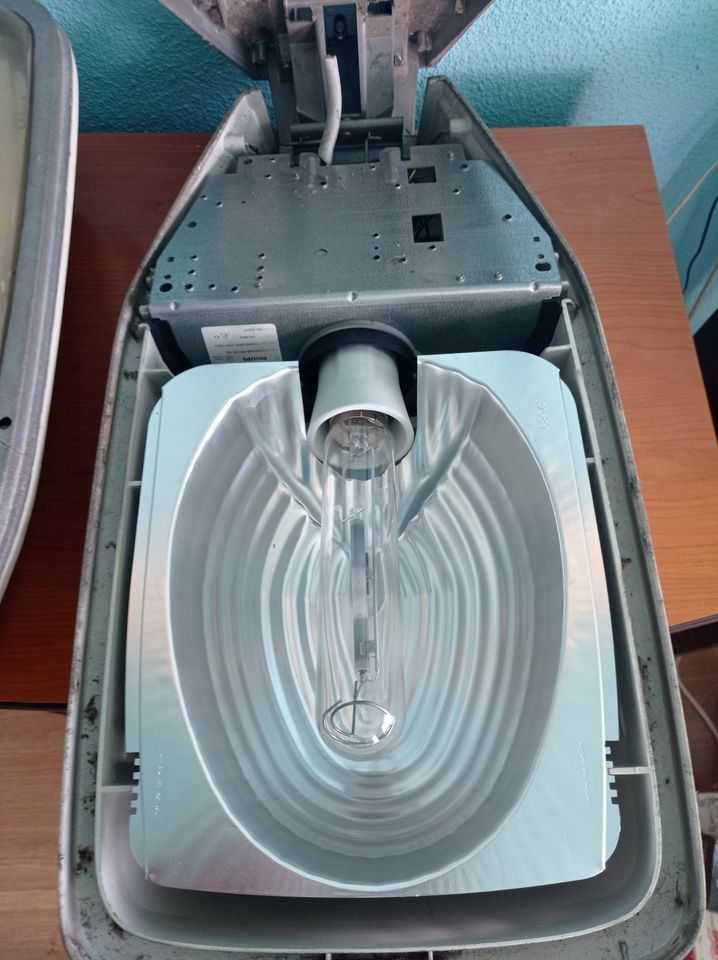 Lampa mare iluminat stradal marca Philips cu bec de 250 w ,curent 230