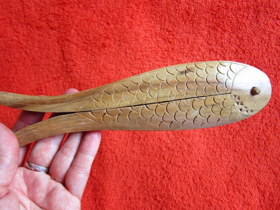 Cleste  pt spart alune si nuci Germania 1990