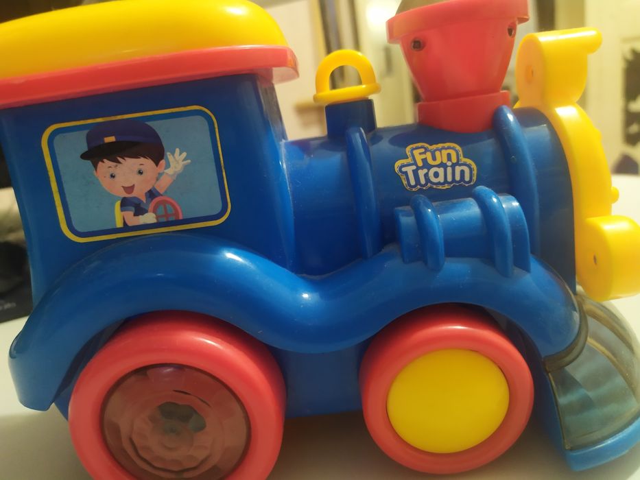 Паровозик для малыша,цветовой и звуковой.