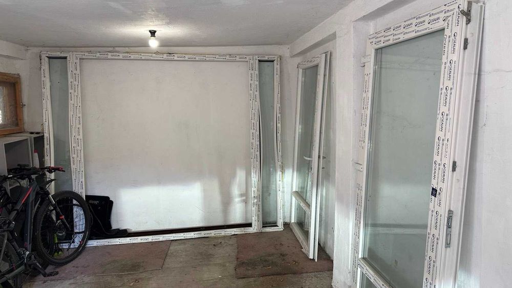 Двойна врата със странични остъклени разширения PVC Дограма GELAN